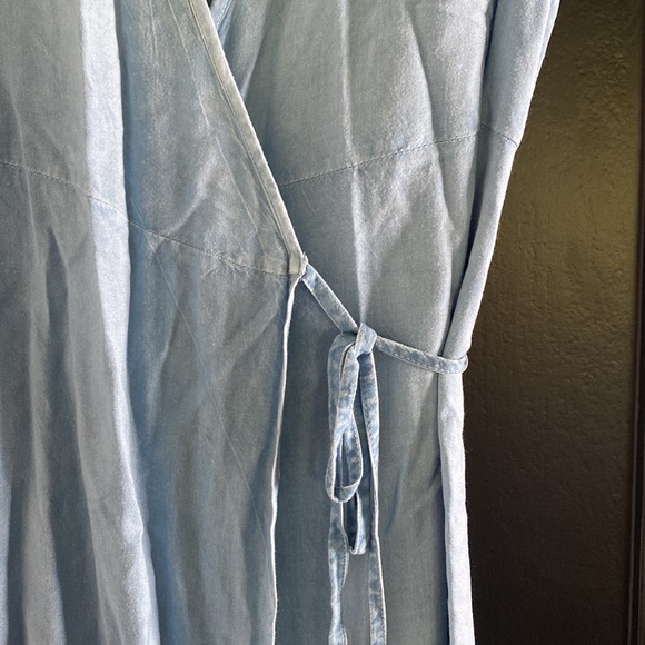 Women’s STYLE ENVY Light Denim Cap Sleeve Wrap Dress Sz L - Picture 2 of 5